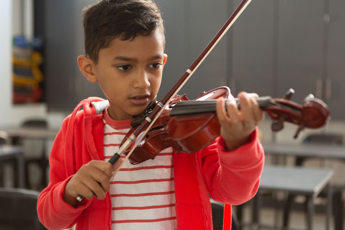 https://www.rainbowbridge.co/wp-content/uploads/2025/01/1200800-violin-beginners-bangalore-kids-rainbow-bridge-music-school.jpg